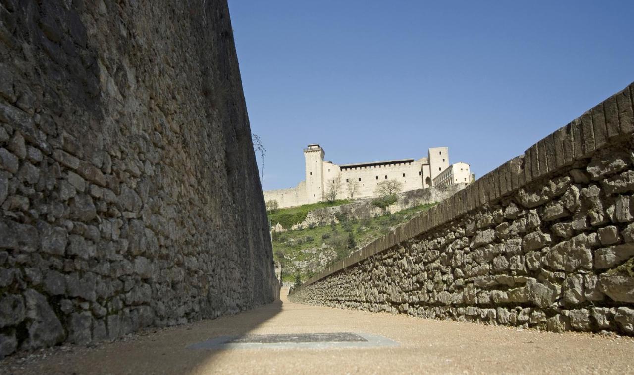 Palazzo Lauri Spoleto Apartment ภายนอก รูปภาพ