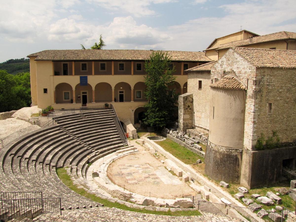 Palazzo Lauri Spoleto Apartment ภายนอก รูปภาพ